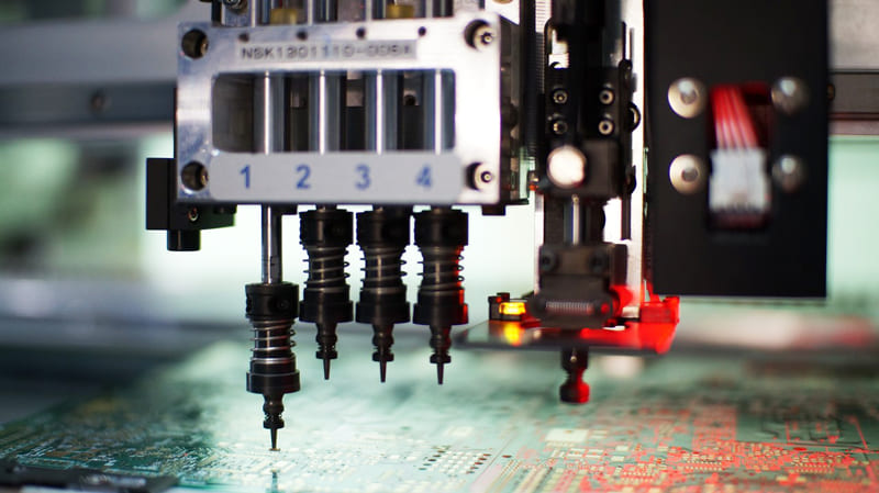 Монтаж печатных плат на автоматическом установщике SMD компонентов